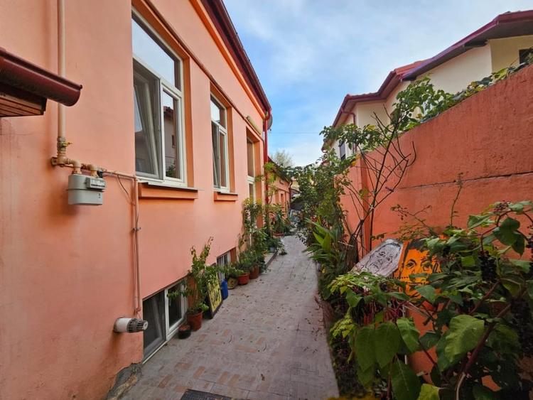 Casă cu 3 camere cu Canalizare în P-ța Sfânta Vineri