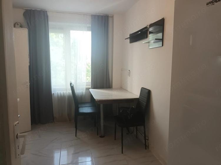 Apartament cu 4 camere decomandat în Medicină