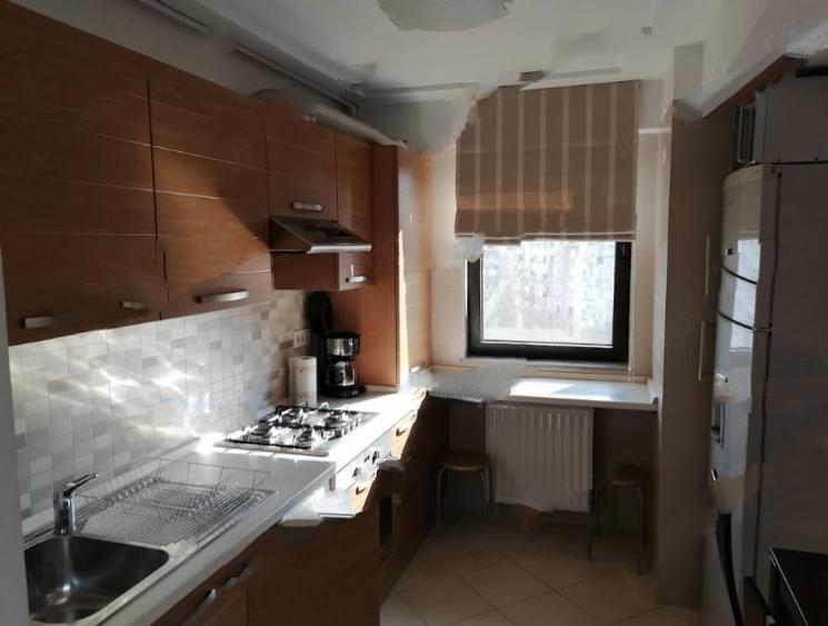 Apartament cu 3 camere semidecomandat în P-ța Muncii