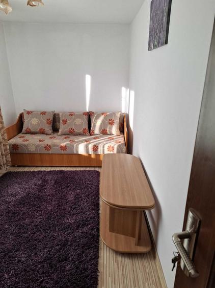Apartament cu 3 camere semidecomandat în Sânnicoară