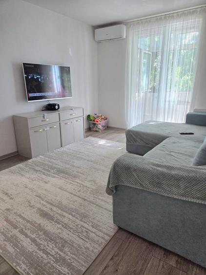 Apartament cu 3 camere semidecomandat, mobilat în Titan