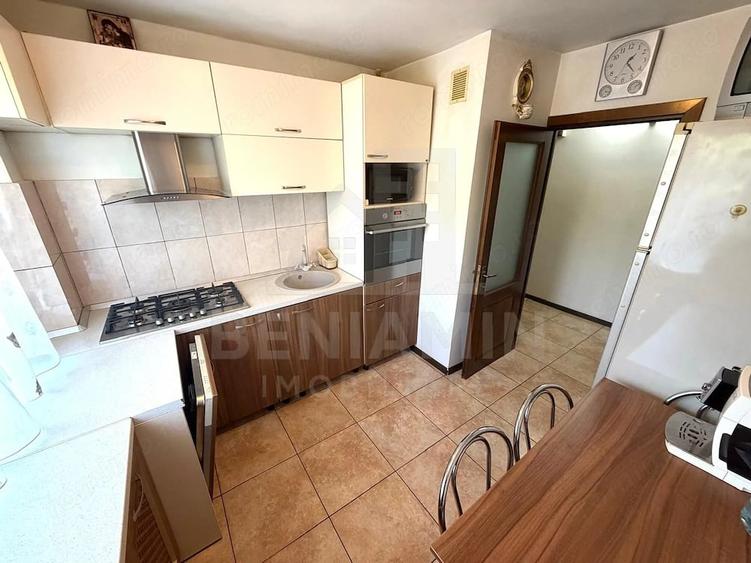 Apartament cu 3 camere semidecomandat în Rovine