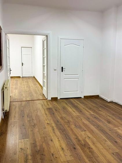 Apartament cu 4 camere semidecomandat în Calea Călărașilor