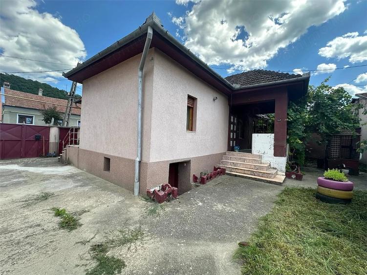 Casă cu 3 camere cu Teren 238 Mp în Est