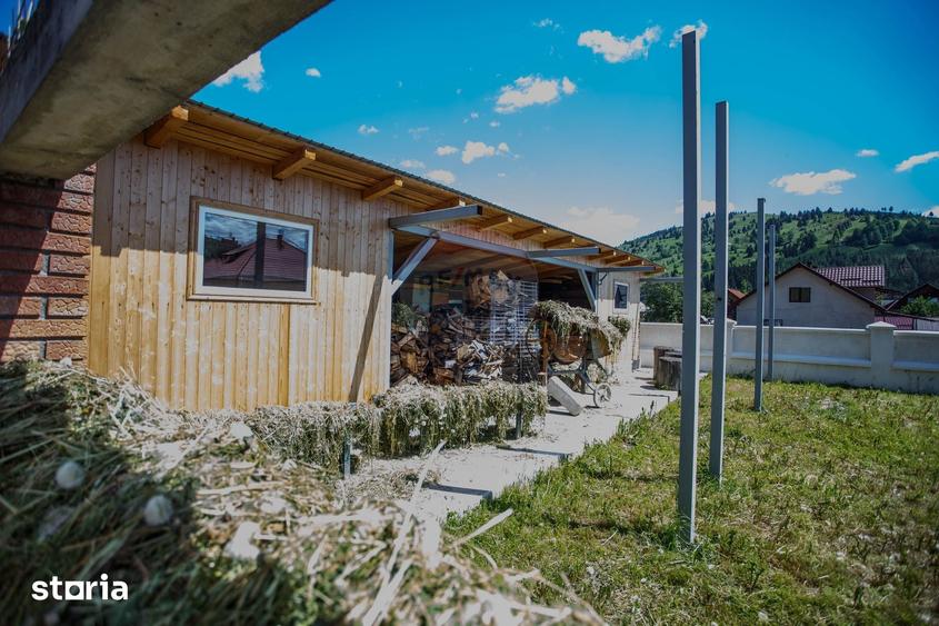Casă cu 6 camere decomandat cu Teren 1100 Mp în Borca