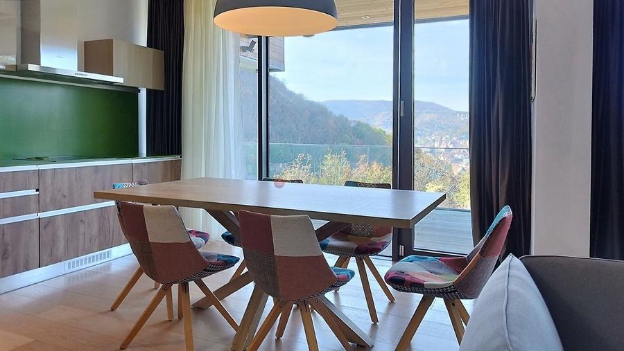 Apartament cu 3 camere semidecomandat, mobilat în Central