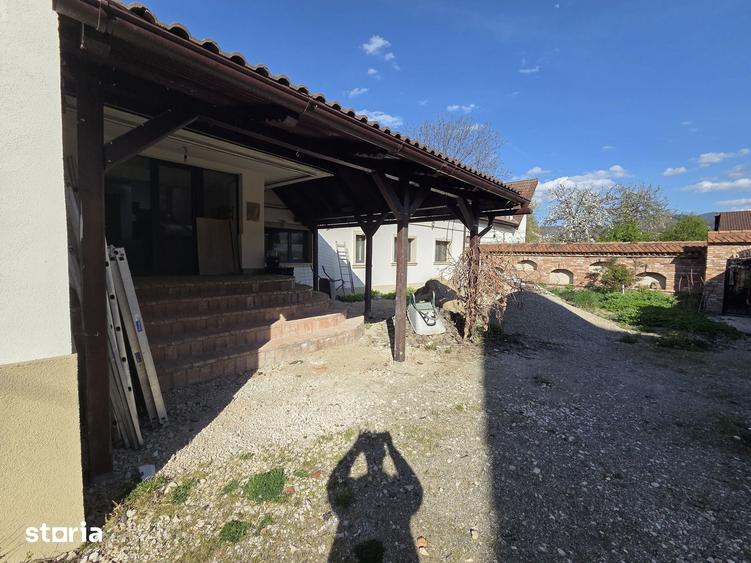 Casă cu 9 camere cu Teren 300 Mp în Cristian
