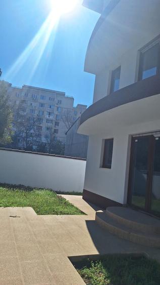 Casă individuală cu 9 camere cu Canalizare în Titan