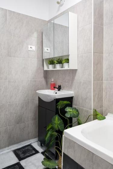 Apartament cu 2 camere semidecomandat, mobilat în P-ța Unirii
