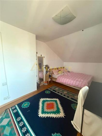 Apartament cu 3 camere semidecomandat în Berceni