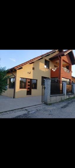 Casă cu 4 camere în Câmpului