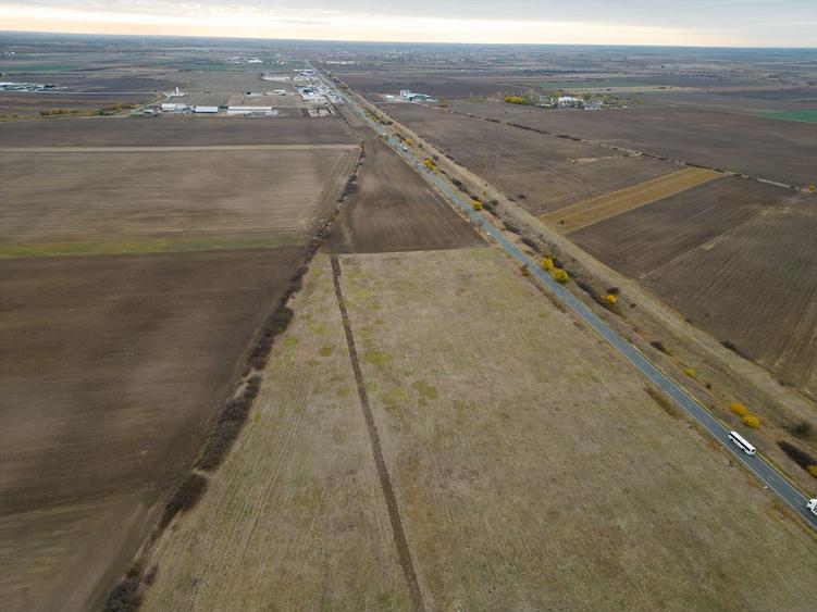 Teren agricol extravilan de 22500 mp, în Est