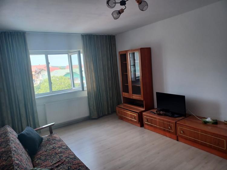 Apartament cu 3 camere semidecomandat, mobilat în Dumbrava 2