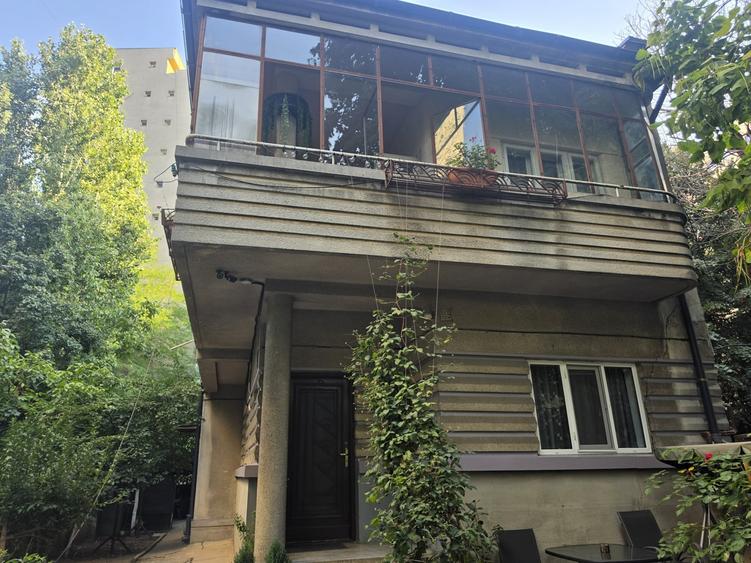 Casă individuală cu 9 camere cu Canalizare în Vatra Luminoasă