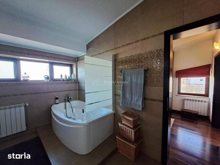 Casă cu 8 camere cu Teren 2500 Mp în Crevedia