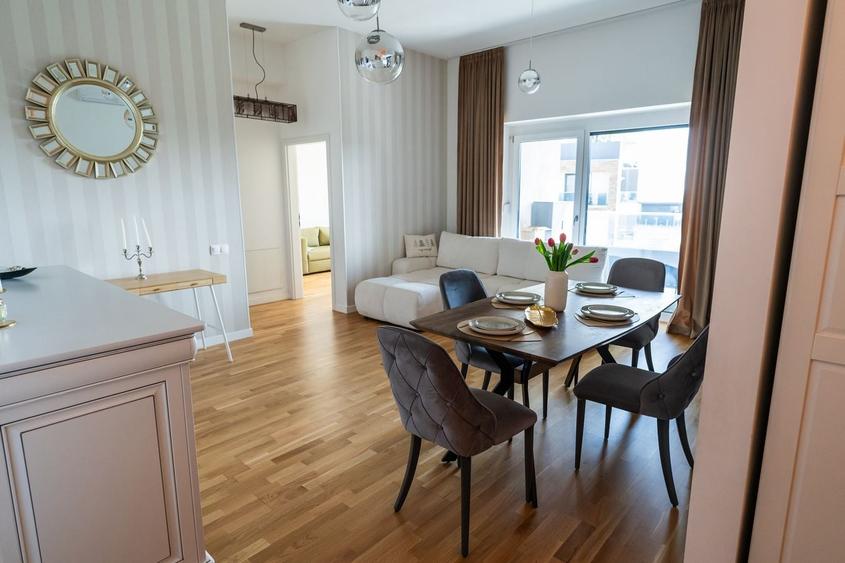 Apartament cu 3 camere semidecomandat, mobilat în Est