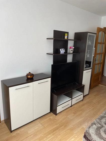 Apartament cu 3 camere semidecomandat în Vest