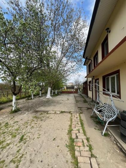 Casă individuală cu 8 camere cu Teren 2354 Mp în Malu Mare