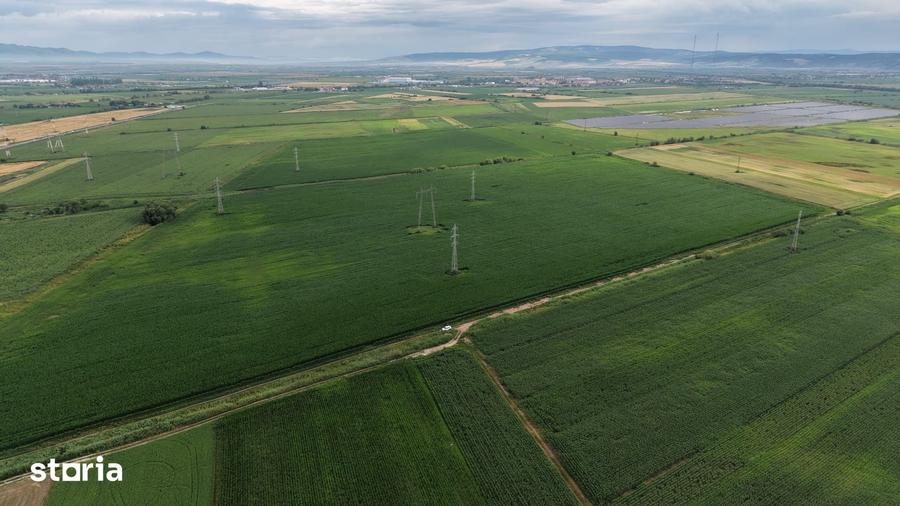 Teren de 500 mp, în Tractorul