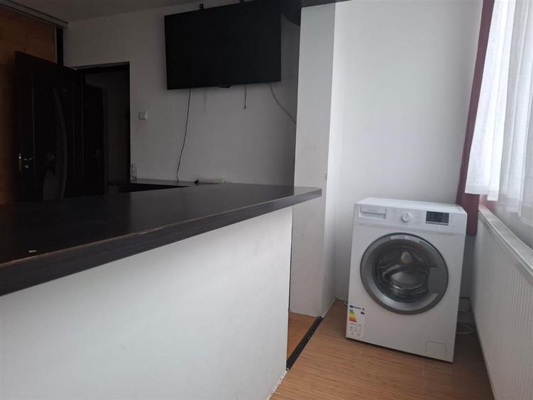 Apartament cu 3 camere semidecomandat în Podul de Piatră