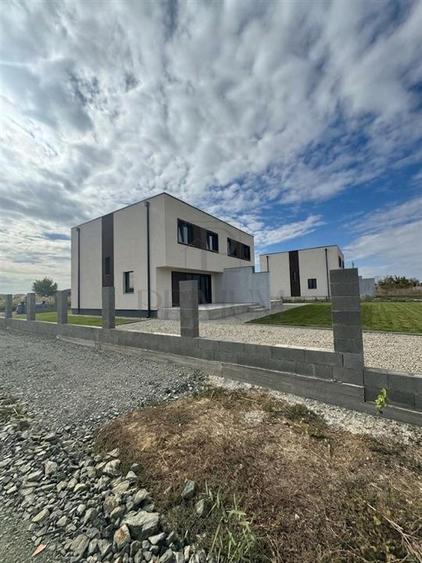 Duplex cu 4 camere cu Canalizare în Moșnița Nouă