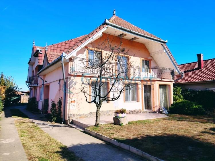 Casă individuală cu 15 camere cu Canalizare în Sântandrei