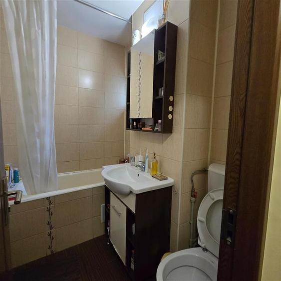 Apartament cu 3 camere semidecomandat în Podu Roș