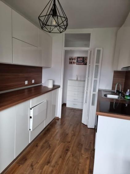 Apartament cu 3 camere semidecomandat, mobilat în Lenin