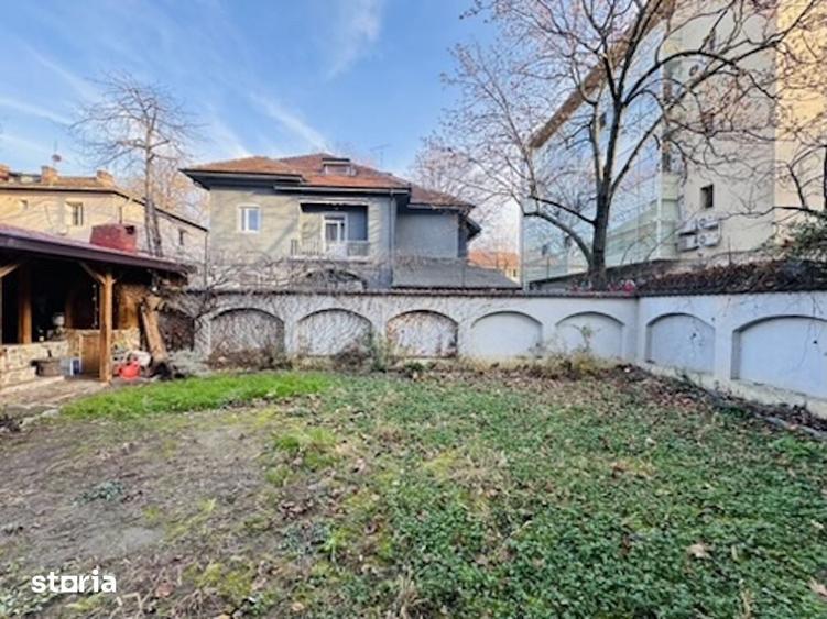 Casă cu 10 camere cu Teren 400 Mp în Floreasca