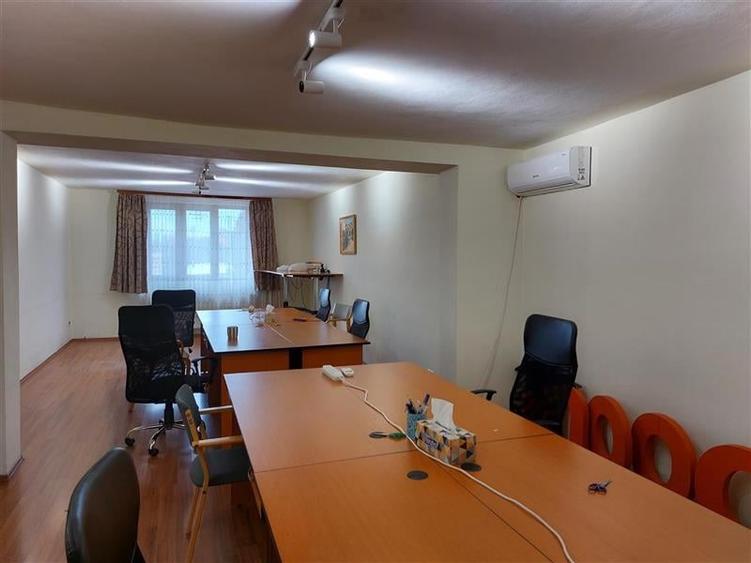 Casă individuală cu 8 camere cu Canalizare în Gai