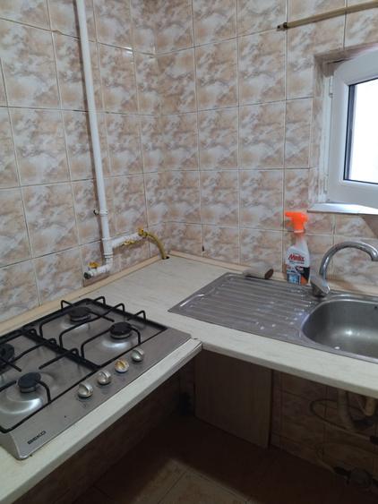 Apartament cu 2 camere semidecomandat, mobilat în Moinești