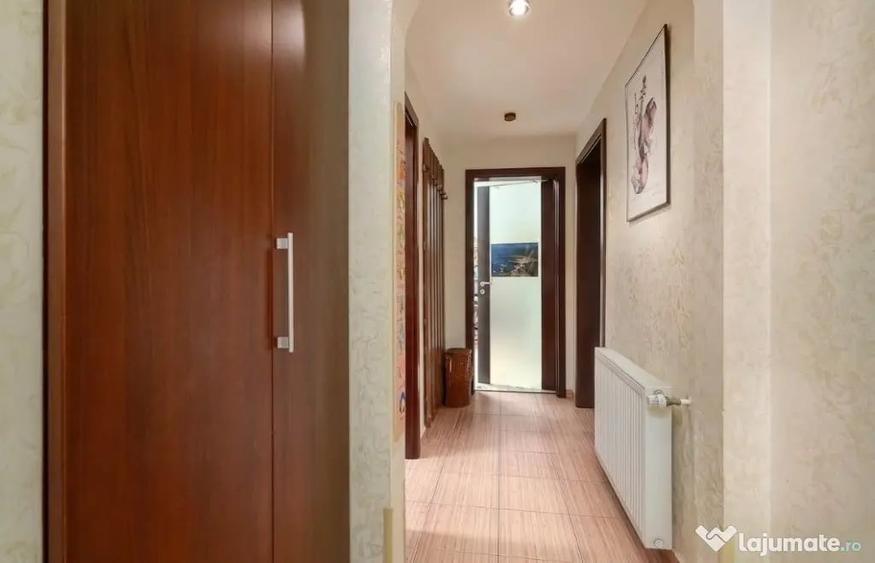 Apartament cu 3 camere decomandat în Uverturii