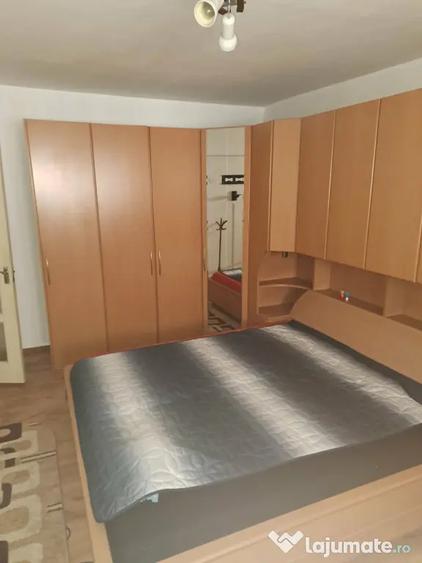 Apartament cu 4 camere decomandat în Coman