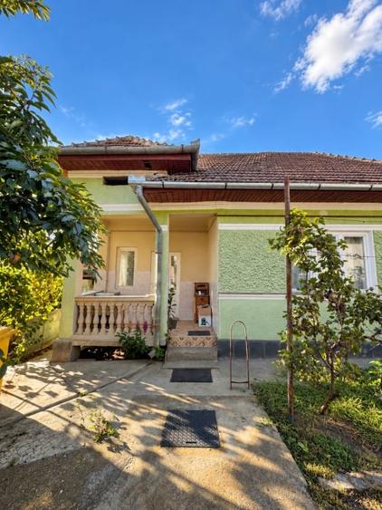 Casă individuală cu 3 camere cu Canalizare în Central