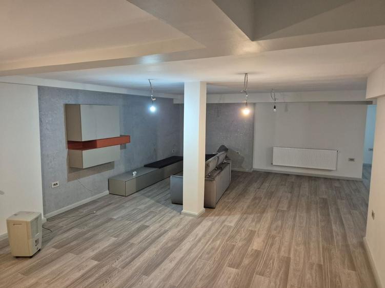 Casă individuală cu 7 camere cu Canalizare în Ultracentral