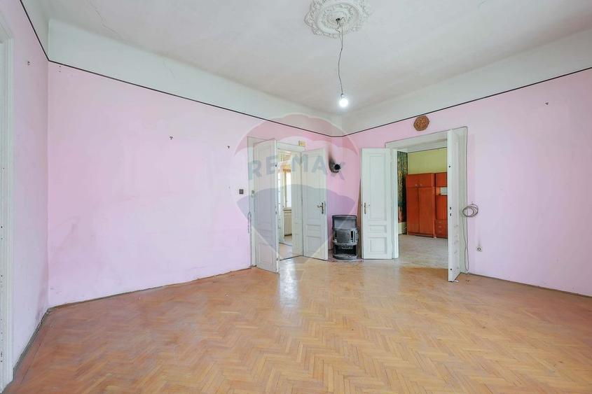 Apartament cu 4 camere semidecomandat în Central
