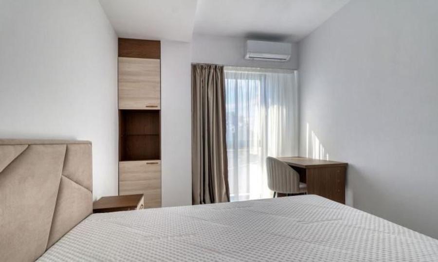 Apartament cu 3 camere semidecomandat, mobilat în Decebal