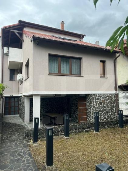 Casă individuală cu 6 camere cu Canalizare în Semicentral