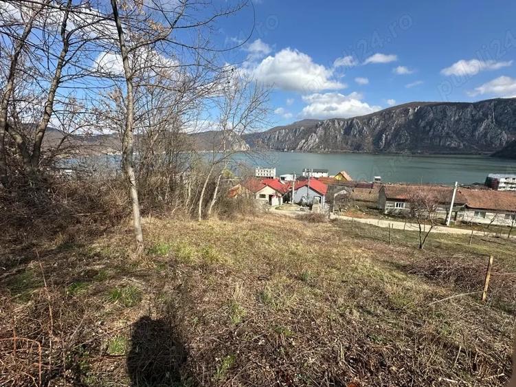 Teren de 387 mp, în Dubova