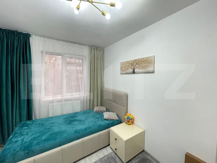 Apartament cu 3 camere semidecomandat, mobilat în Craiovița Nouă