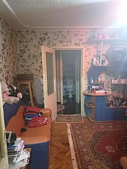 Apartament cu 3 camere semidecomandat în Obor