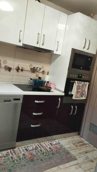 Apartament cu 3 camere semidecomandat în Podu Roș