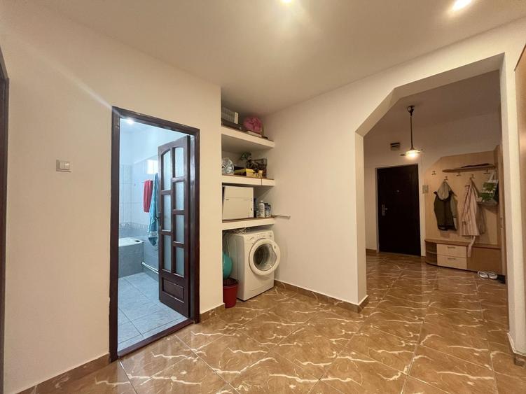Apartament cu 3 camere decomandat, mobilat în Central