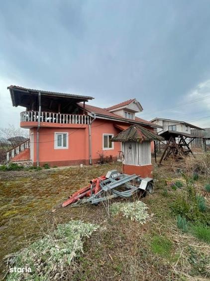 Casă cu 5 camere cu Teren 2270 Mp în Groși