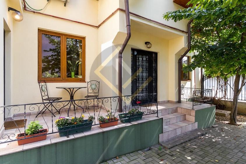 Casă individuală cu 9 camere cu Canalizare în Giulești