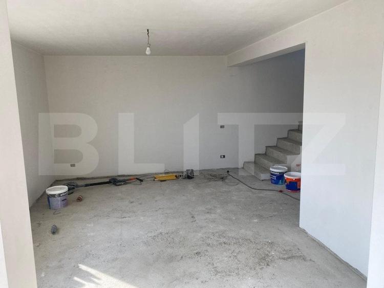 Duplex cu 4 camere cu Canalizare în Exterior Sud