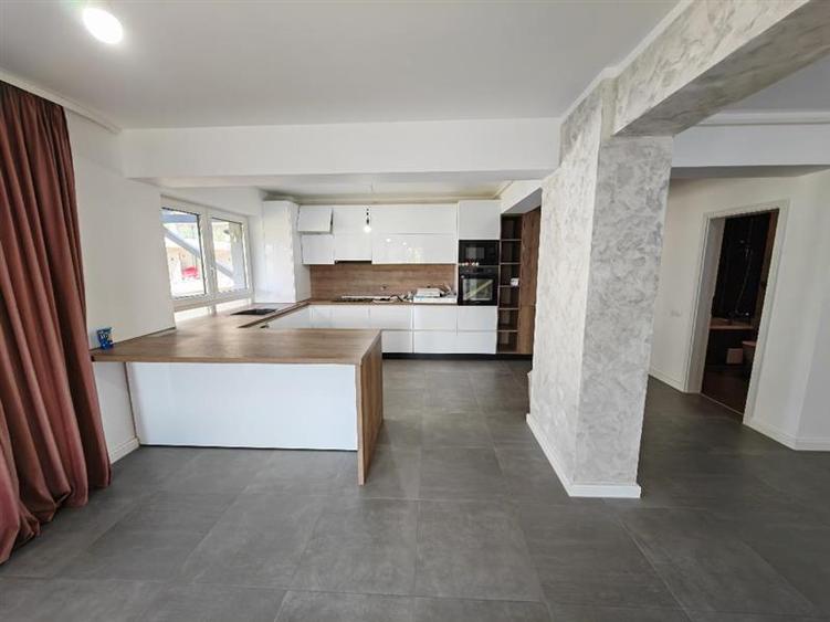 Apartament cu 3 camere decomandat, mobilat în Tractorul