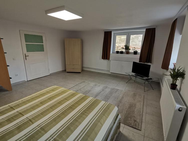 INCHIRIEZ apartament 2 camerea la casa ,renovat, zona Lazaret - 3