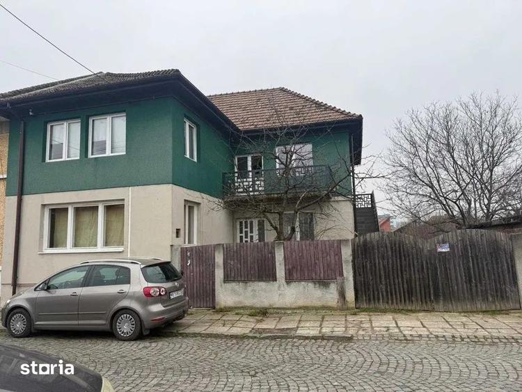 Casă cu 8 camere cu Teren 700 Mp în Semicentral