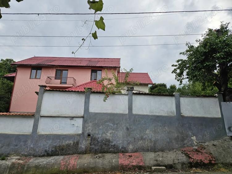 Casă cu 6 camere în Groși